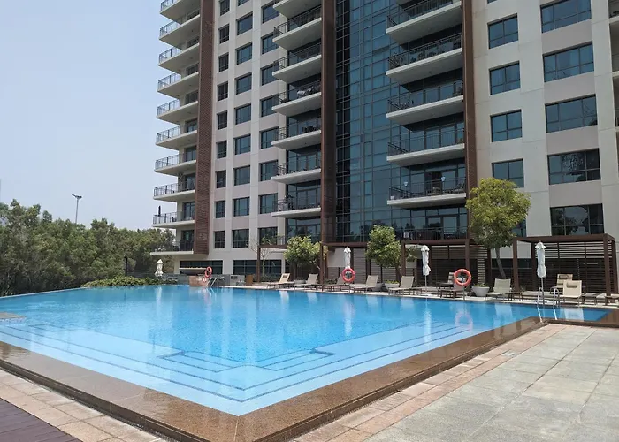 Green Oasis In Dubai - Expat Preferred Community - The Greens - The Views - Perfect For Business And Pleasure - Close To Metro - Park, Lakes And Jogging 1 Min Walk Away - Yoga Classes By The Lake - 4 People - Big Balcony - 3 Min Drive To Sheikh Zayed
