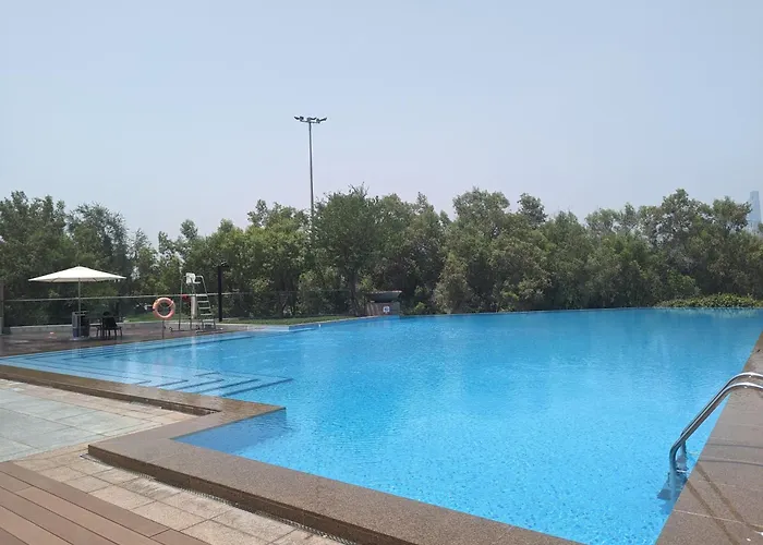 Green Oasis In Dubai - Expat Preferred Community - The Greens - The Views - Perfect For Business And Pleasure - Close To Metro - Park, Lakes And Jogging 1 Min Walk Away - Yoga Classes By The Lake - 4 People - Big Balcony - 3 Min Drive To Sheikh Zayed