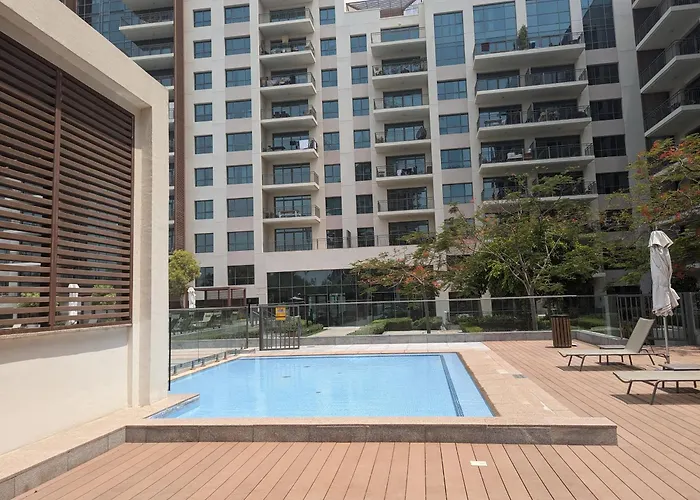 Green Oasis In Dubai - Expat Preferred Community - The Greens - The Views - Perfect For Business And Pleasure - Close To Metro - Park, Lakes And Jogging 1 Min Walk Away - Yoga Classes By The Lake - 4 People - Big Balcony - 3 Min Drive To Sheikh Zayed