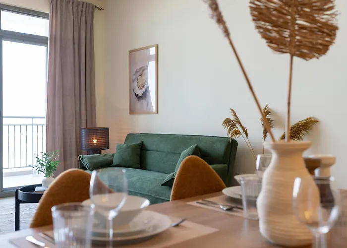 Green Oasis In Dubai - Expat Preferred Community - The Greens - The Views - Perfect For Business And Pleasure - Close To Metro - Park, Lakes And Jogging 1 Min Walk Away - Yoga Classes By The Lake - 4 People - Big Balcony - 3 Min Drive To Sheikh Zayed