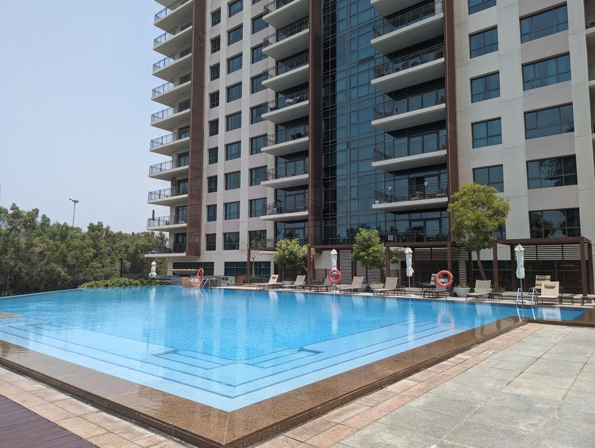 Apartment Oasis In - Expat Preferred Community - The Greens - The Views - Perfect For Business And Pleasure - Close To Metro - Park, Lakes And Jogging 1 Min Walk Away - Yoga Classes By The - 4 People - Big Balcony - 3 Min Drive To Sheikh Zayed