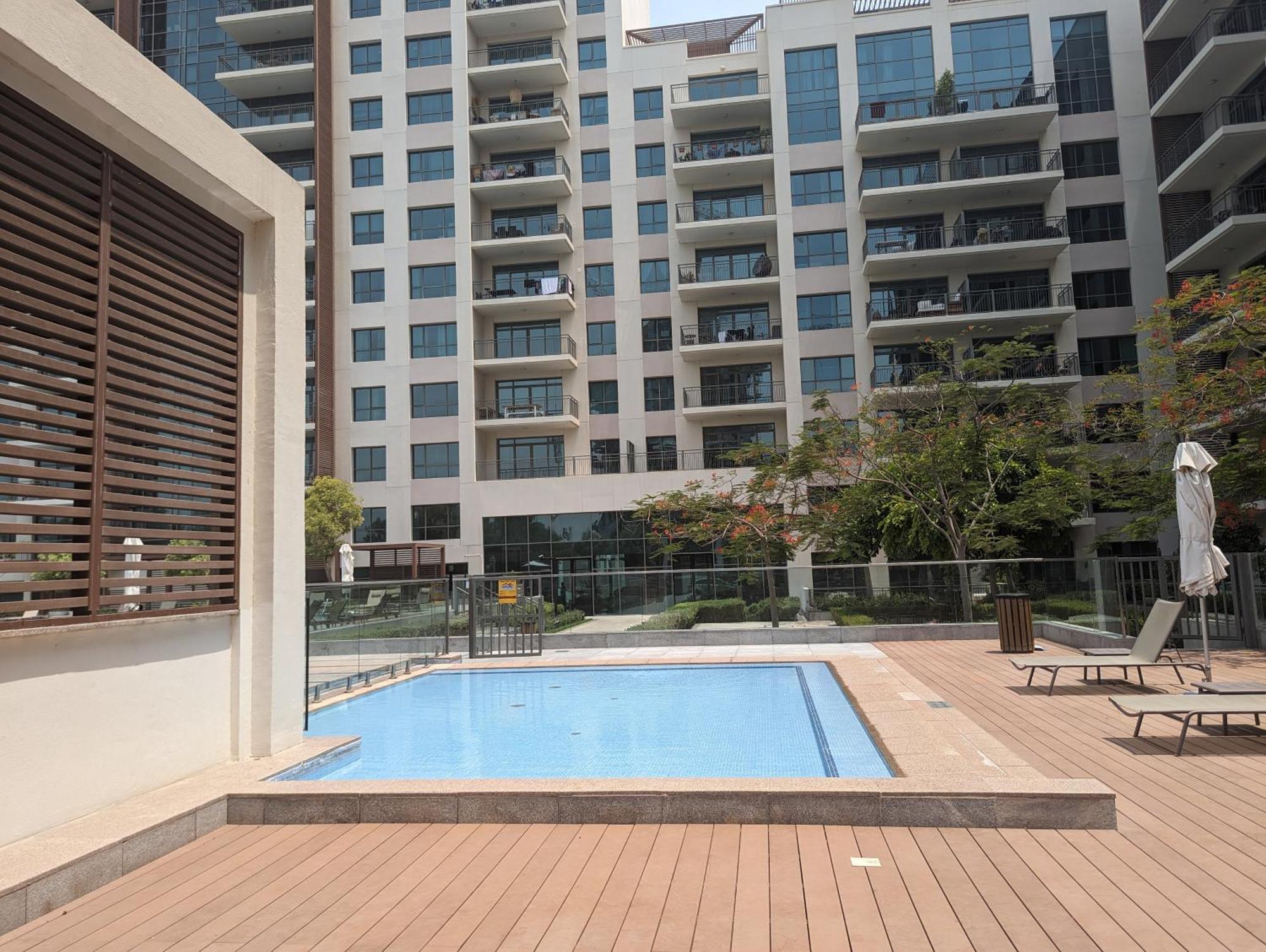 Apartment Oasis In - Expat Preferred Community - The Greens - The Views - Perfect For Business And Pleasure - Close To Metro - Park, Lakes And Jogging 1 Min Walk Away - Yoga Classes By The - 4 People - Big Balcony - 3 Min Drive To Sheikh Zayed *