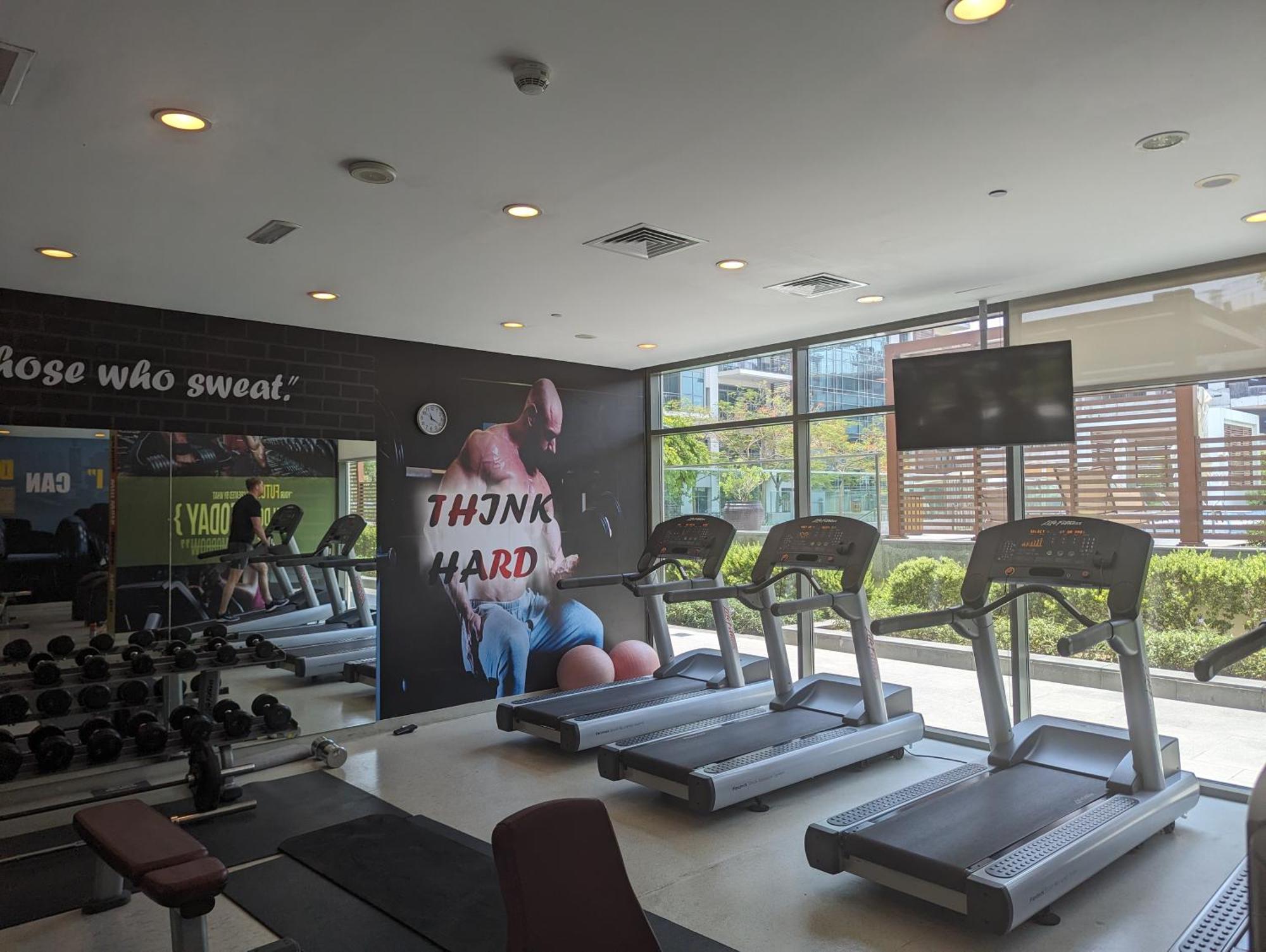 Apartment Oasis In - Expat Preferred Community - The Greens - The Views - Perfect For Business And Pleasure - Close To Metro - Park, Lakes And Jogging 1 Min Walk Away - Yoga Classes By The - 4 People - Big Balcony - 3 Min Drive To Sheikh Zayed *
