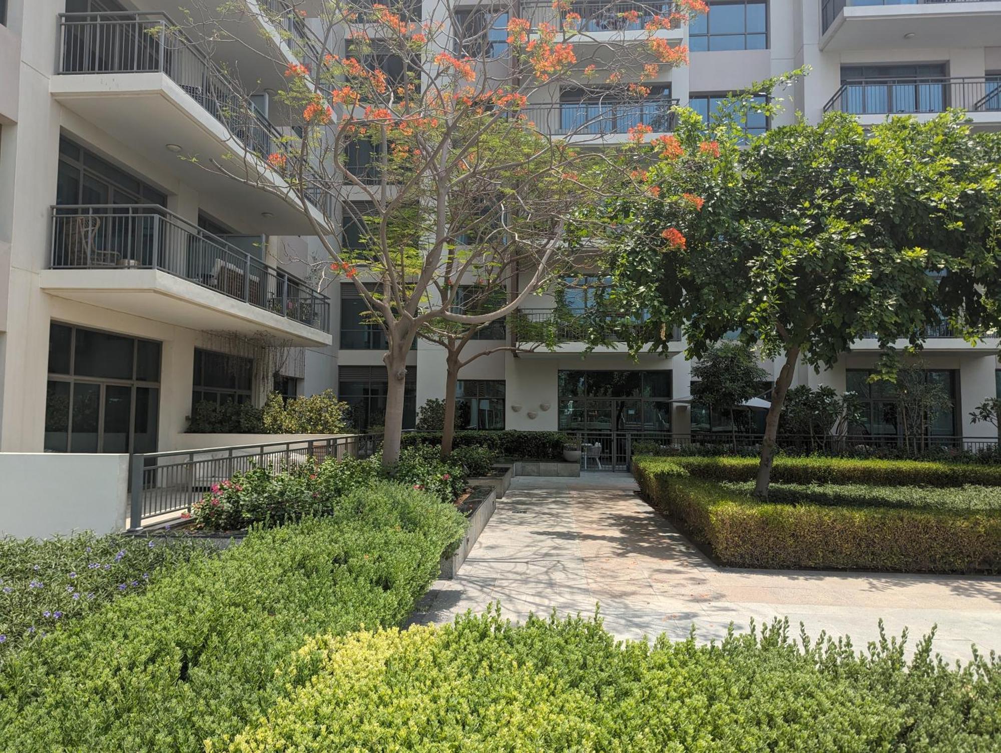 Apartment Oasis In - Expat Preferred Community - The Greens - The Views - Perfect For Business And Pleasure - Close To Metro - Park, Lakes And Jogging 1 Min Walk Away - Yoga Classes By The - 4 People - Big Balcony - 3 Min Drive To Sheikh Zayed *