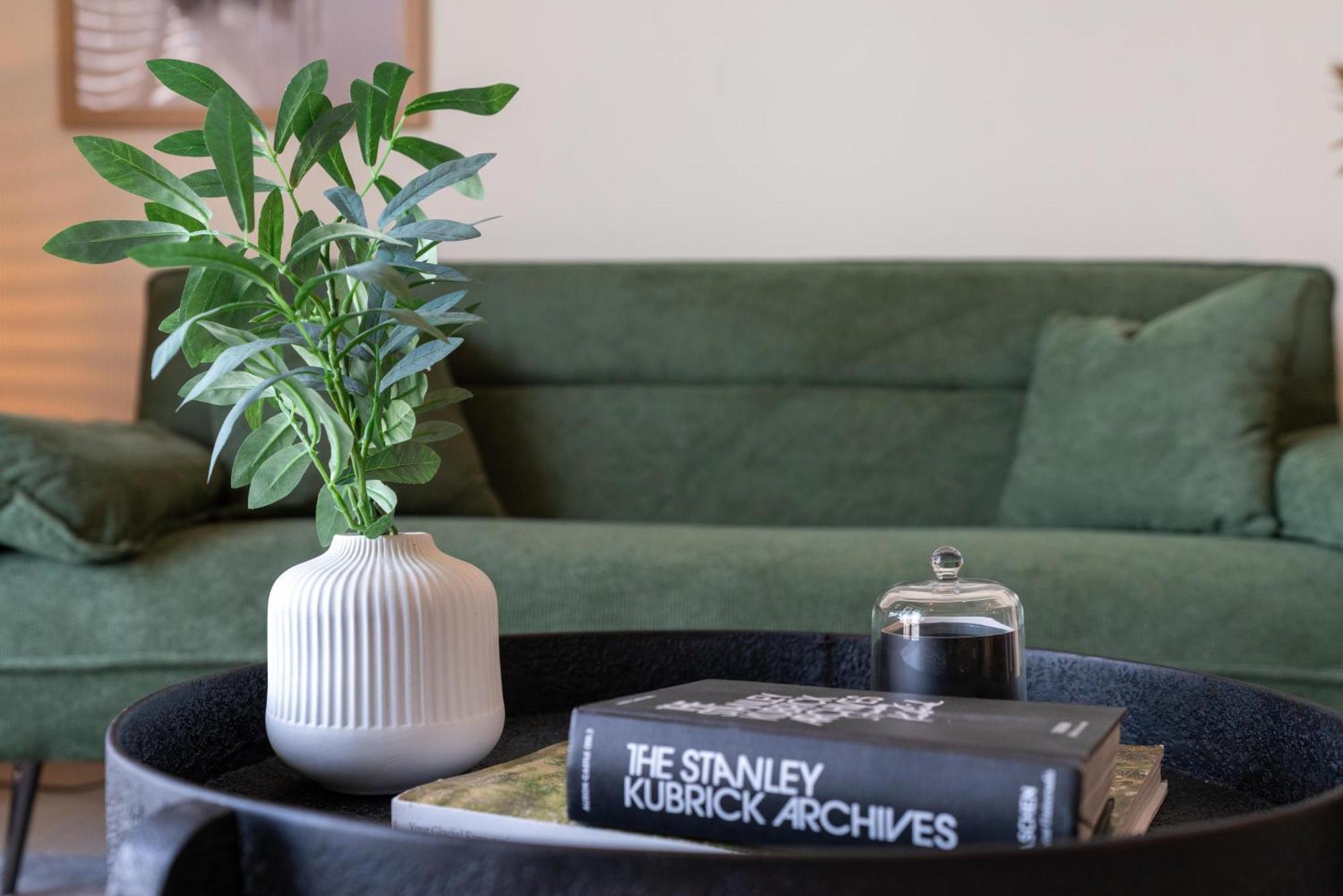 Apartment Oasis In - Expat Preferred Community - The Greens - The Views - Perfect For Business And Pleasure - Close To Metro - Park, Lakes And Jogging 1 Min Walk Away - Yoga Classes By The - 4 People - Big Balcony - 3 Min Drive To Sheikh Zayed Dubai