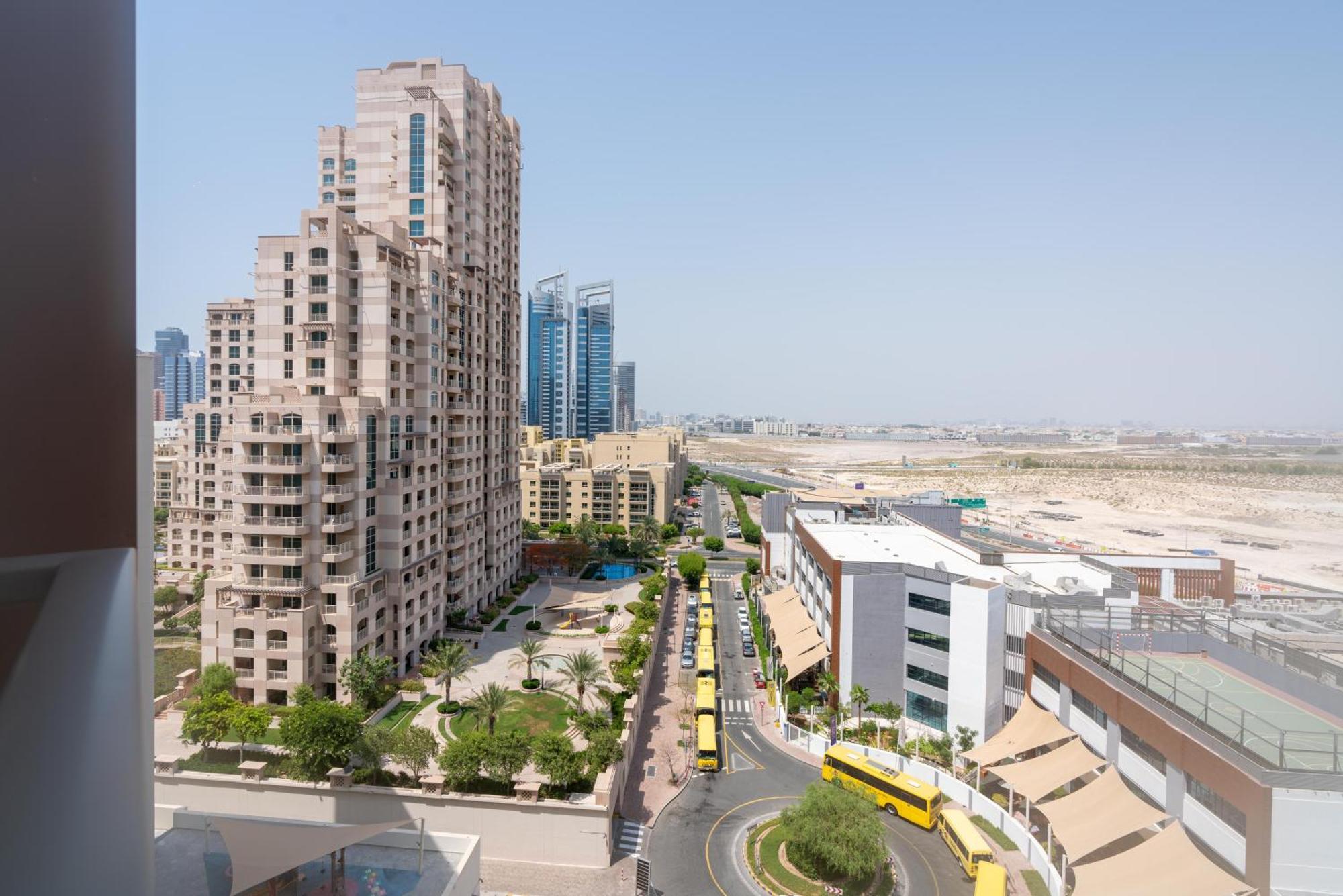 Apartment Oasis In - Expat Preferred Community - The Greens - The Views - Perfect For Business And Pleasure - Close To Metro - Park, Lakes And Jogging 1 Min Walk Away - Yoga Classes By The - 4 People - Big Balcony - 3 Min Drive To Sheikh Zayed