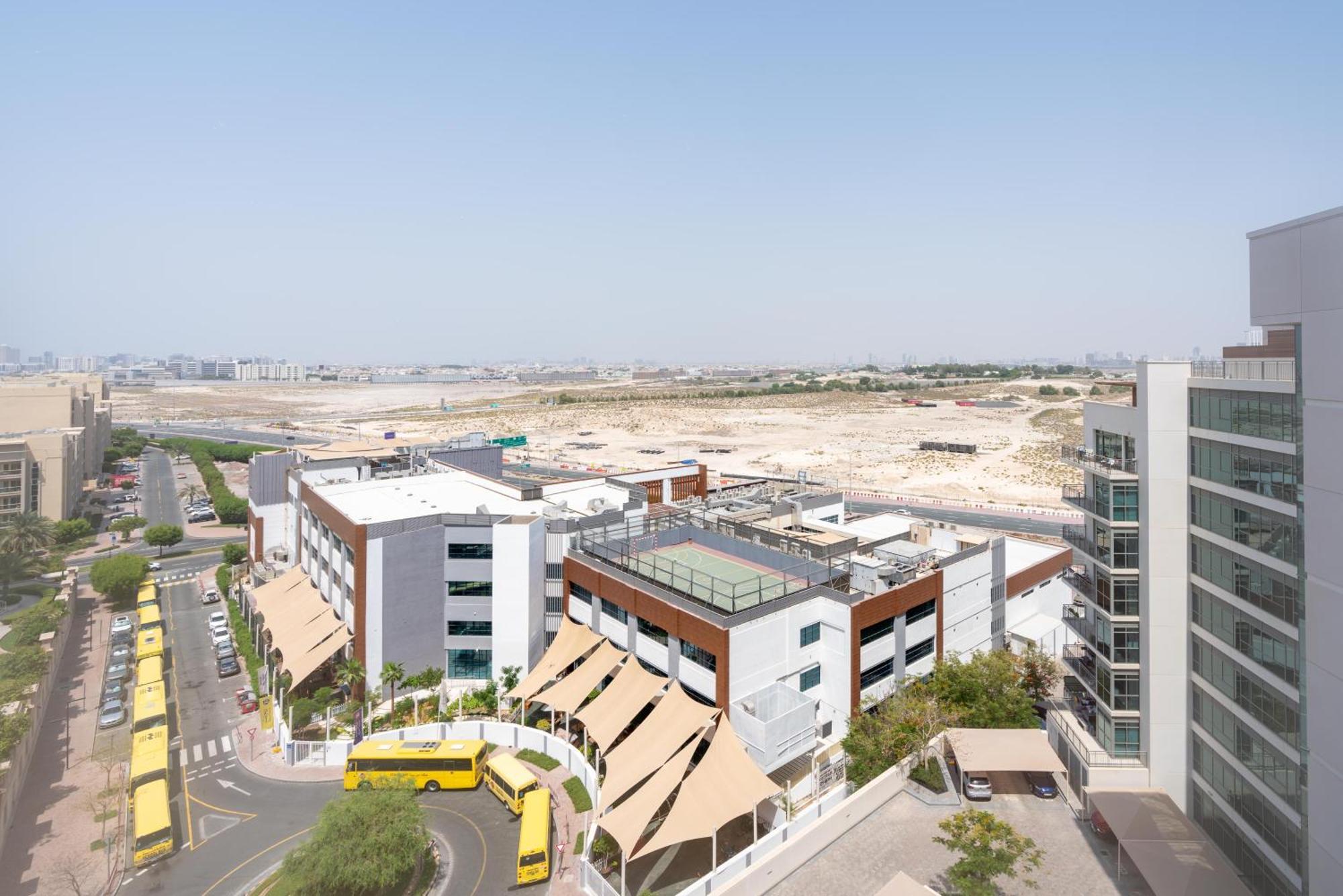 Apartment Oasis In - Expat Preferred Community - The Greens - The Views - Perfect For Business And Pleasure - Close To Metro - Park, Lakes And Jogging 1 Min Walk Away - Yoga Classes By The - 4 People - Big Balcony - 3 Min Drive To Sheikh Zayed Dubai