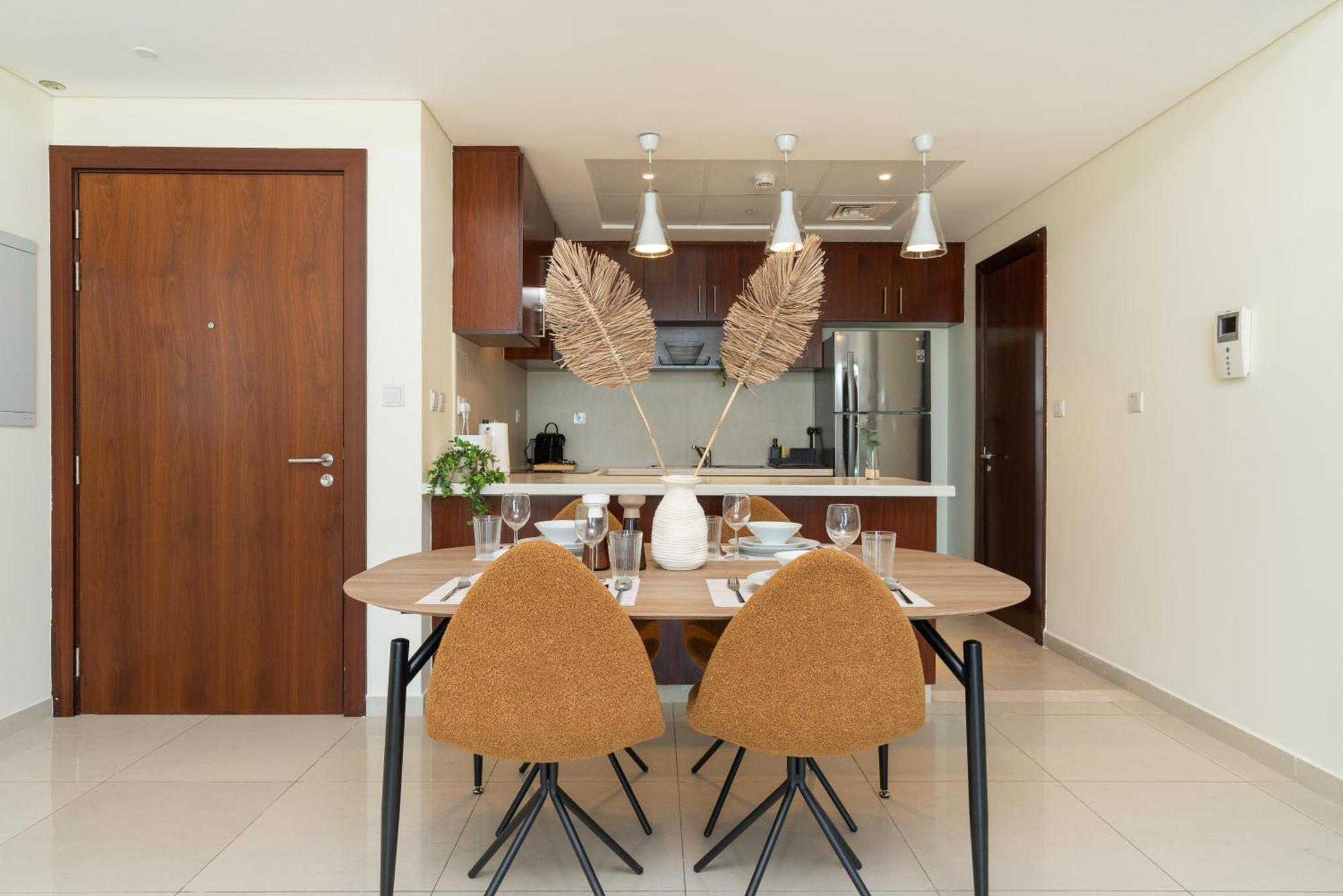 Apartment Oasis In - Expat Preferred Community - The Greens - The Views - Perfect For Business And Pleasure - Close To Metro - Park, Lakes And Jogging 1 Min Walk Away - Yoga Classes By The - 4 People - Big Balcony - 3 Min Drive To Sheikh Zayed