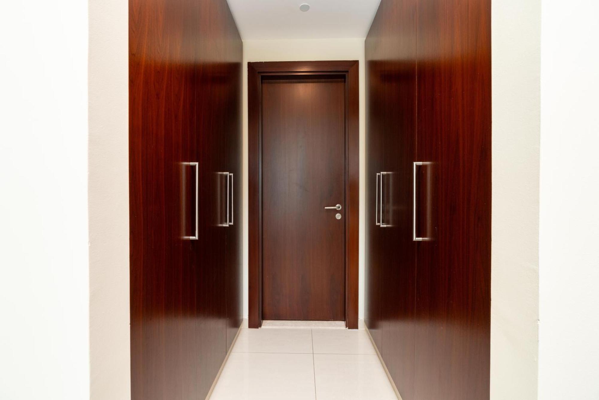 Apartment Oasis In - Expat Preferred Community - The Greens - The Views - Perfect For Business And Pleasure - Close To Metro - Park, Lakes And Jogging 1 Min Walk Away - Yoga Classes By The - 4 People - Big Balcony - 3 Min Drive To Sheikh Zayed *