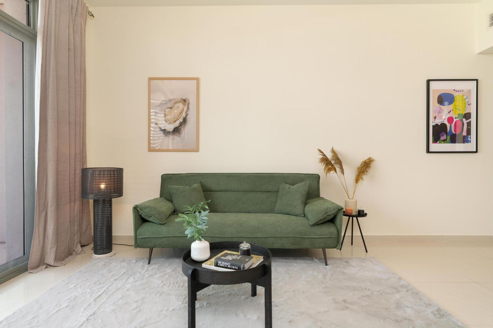 Apartment Oasis In - Expat Preferred Community - The Greens - The Views - Perfect For Business And Pleasure - Close To Metro - Park, Lakes And Jogging 1 Min Walk Away - Yoga Classes By The - 4 People - Big Balcony - 3 Min Drive To Sheikh Zayed Dubai