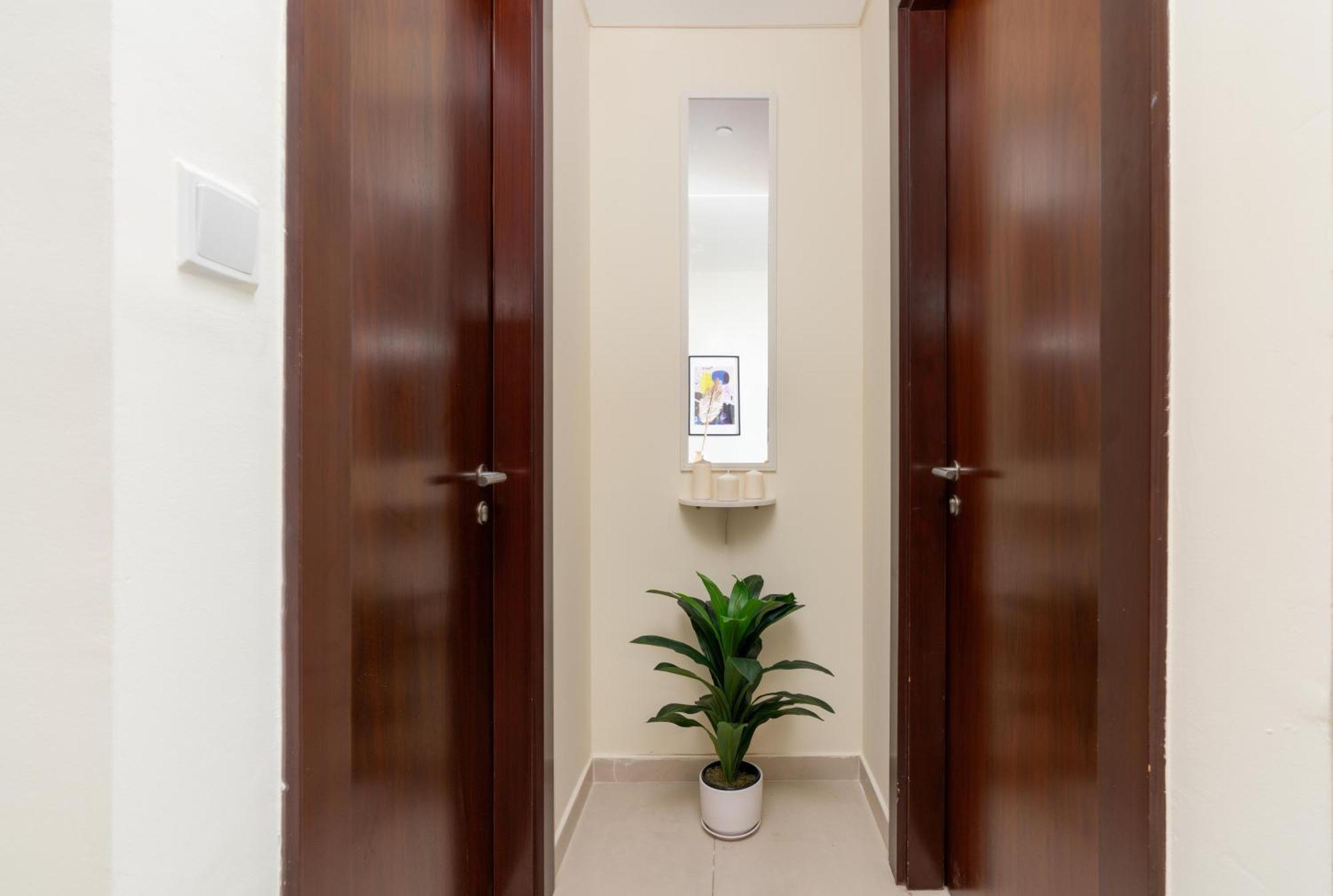 Apartment Oasis In - Expat Preferred Community - The Greens - The Views - Perfect For Business And Pleasure - Close To Metro - Park, Lakes And Jogging 1 Min Walk Away - Yoga Classes By The - 4 People - Big Balcony - 3 Min Drive To Sheikh Zayed *