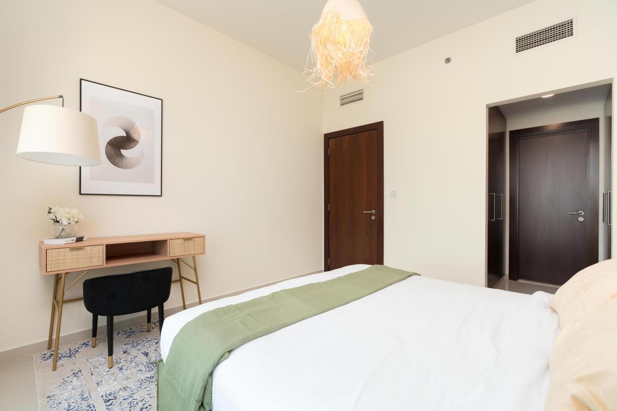 Apartment Oasis In - Expat Preferred Community - The Greens - The Views - Perfect For Business And Pleasure - Close To Metro - Park, Lakes And Jogging 1 Min Walk Away - Yoga Classes By The - 4 People - Big Balcony - 3 Min Drive To Sheikh Zayed Dubai