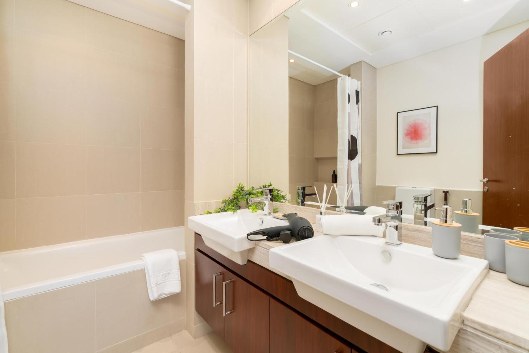 Apartment Oasis In - Expat Preferred Community - The Greens - The Views - Perfect For Business And Pleasure - Close To Metro - Park, Lakes And Jogging 1 Min Walk Away - Yoga Classes By The - 4 People - Big Balcony - 3 Min Drive To Sheikh Zayed