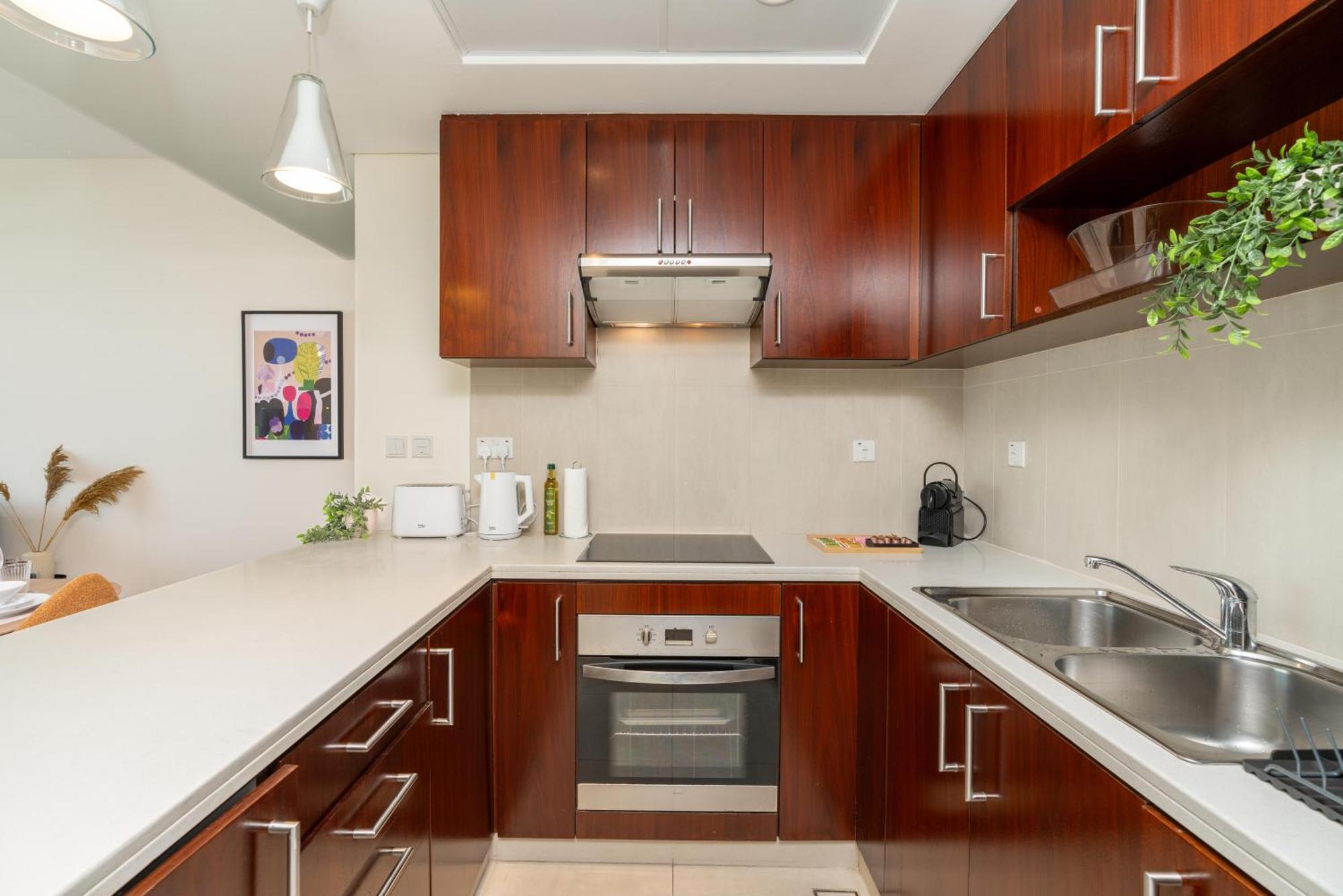 Oasis In - Expat Preferred Community - The Greens - The Views - Perfect For Business And Pleasure - Close To Metro - Park, Lakes And Jogging 1 Min Walk Away - Yoga Classes By The - 4 People - Big Balcony - 3 Min Drive To Sheikh Zayed